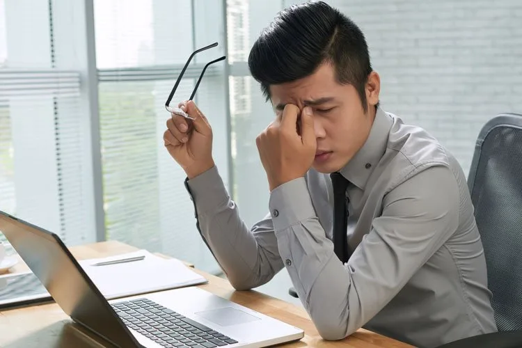 د میز شاته د ډیر وخت لپاره د کیناستو خطرونه 9 2H 8389